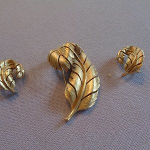 VINTAGE TRIFARI YELLOW GOLD LAPEL PIN AND CLIP BACK EARRINGS